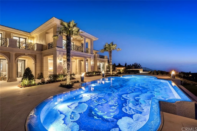 Luxury house with poolfront