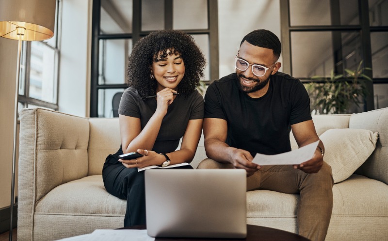 couple-online-banking-and-financing