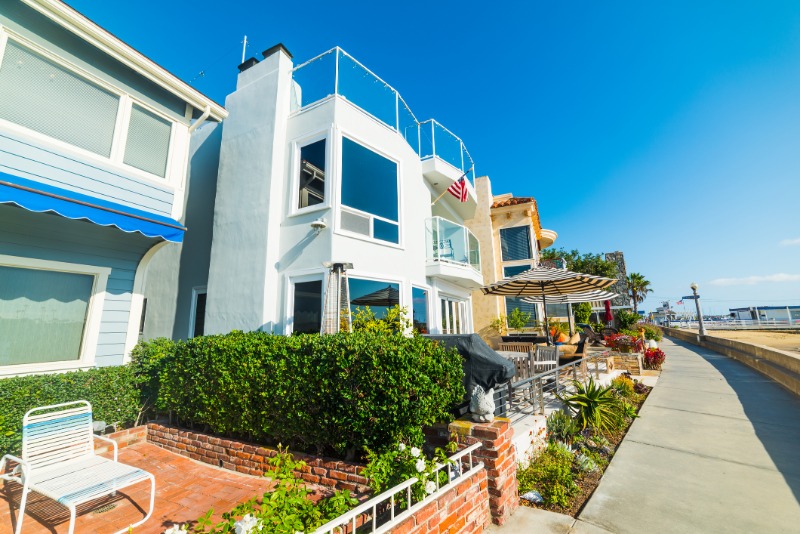 house-by-the-sea-in-newport-beach